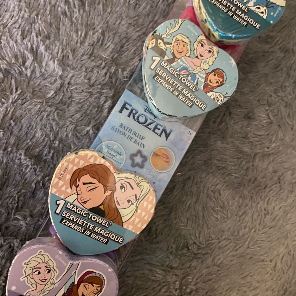 Frozen bath fun with RARE clothes - Picture 2 of 2